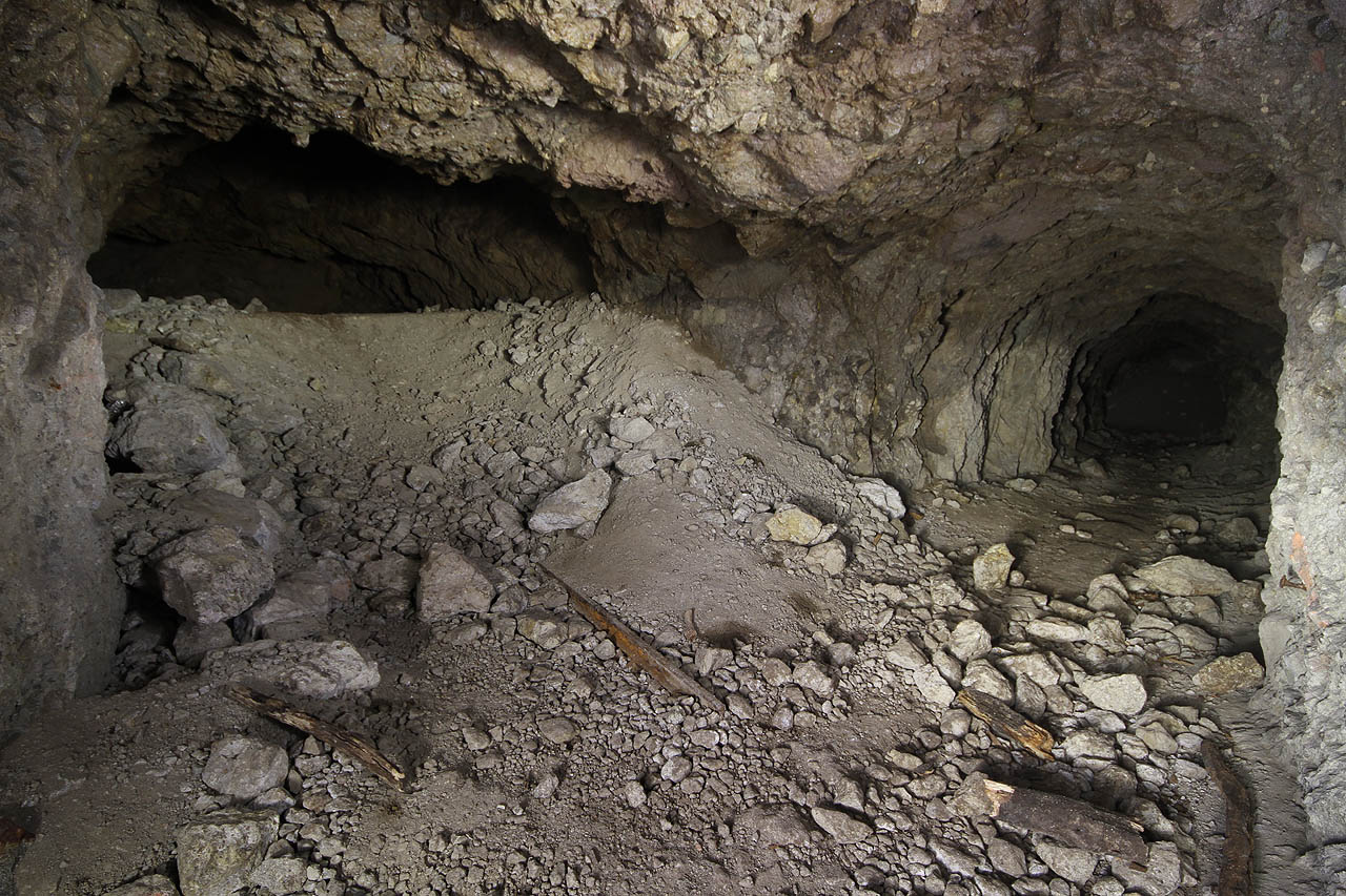 Na snímku je dobře vidět přímá chodba (vpravo) a nedokončený sál vlevo.