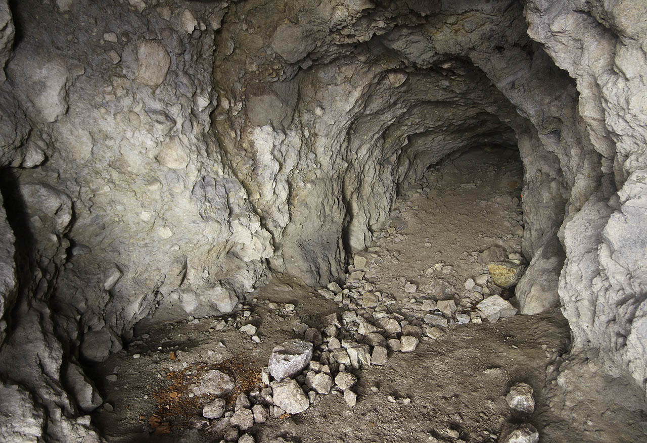 Zbývající vchody jsou povětšinou až po strop zavalené sutí. Alespoň je nám tu teplo a já dovedu přespat do rána i bez spacáku, zabalený v kožených bundách a s batohem na nohách.