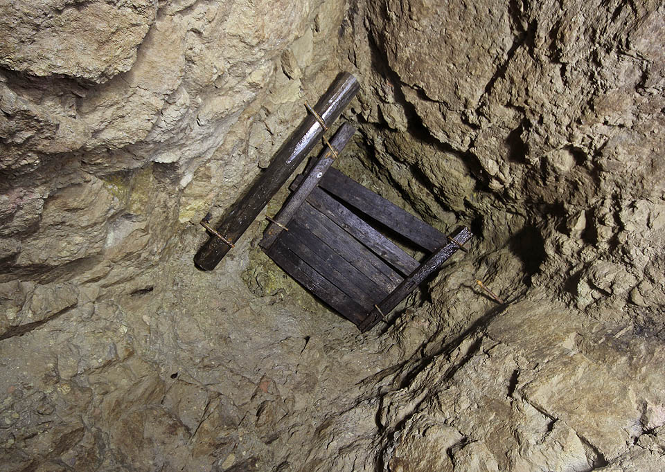 Na několika místech razili horníci svislé šachty vedoucí k povrchu. Pro ražbu jim sloužilo dřevěné lešení, které se průběžně posouvalo vznikajícím komínem nahoru.