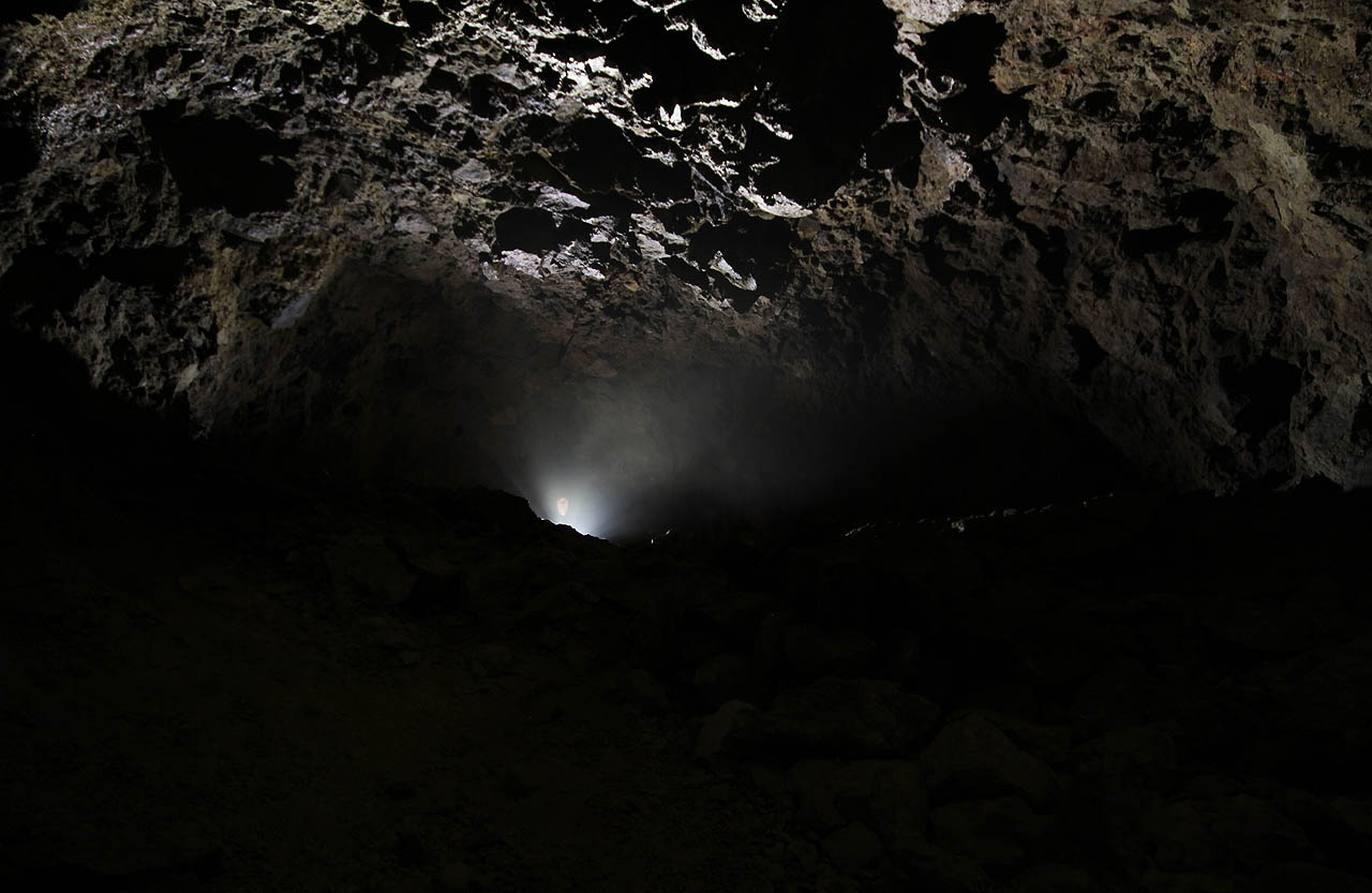 Jeden z Honzů vítězně shlíží z hromady nedotěženého kameniva v nejvzdálenějším sále. Vzduch je zde teplý a vlhký - ideální místo na nouzové přenocování.