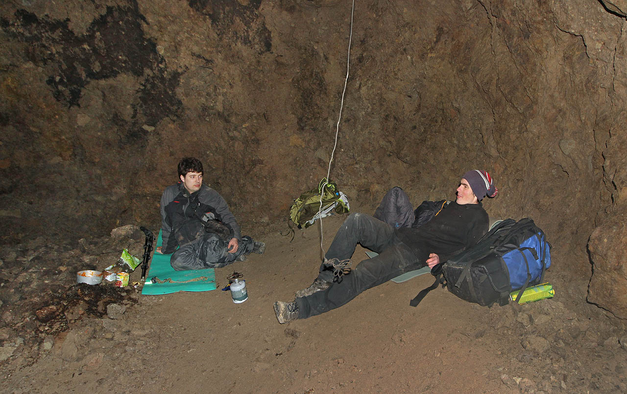 Na plošince na temeni haldy si steleme a za pomoci vařiče a nové bomby s plynem, kterou jsem dostal k Vánocům, si vaříme čaj a něco dobrého k jídlu. Po půlnoci jdeme spát. Protože jsem díky špatné domluvě musel spacák půjčit Honzovi, daří se mně přenocovat pouze ve dvou kožených bundách a s niohama v batohu. Kupodivu to jde i v lednu!