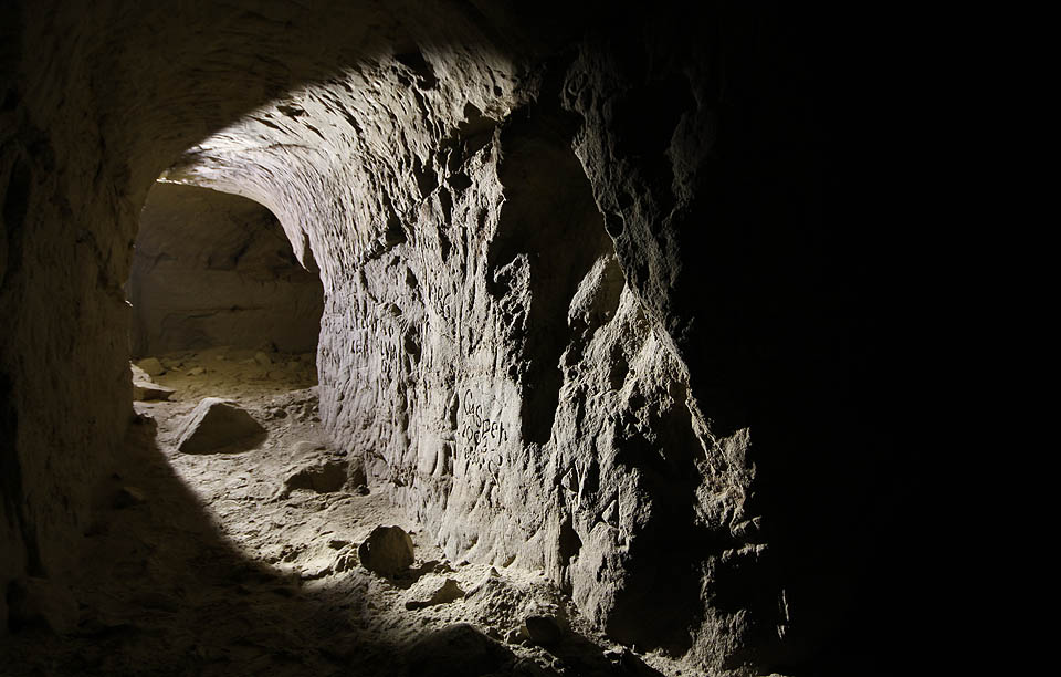Některé prameny totiž o labyrintu v pohoří Burda mluví jako o historických katakombách, tomu se ale nacistické přímé chodby nepodobají ani zdaleka. Ve skutečnosti jsou tu podzemní labyrinty dva (oddělené, ale velmi blízké) - jeden německý z války a kousek níž po proudu druhý, starý možná i několik stovek let.