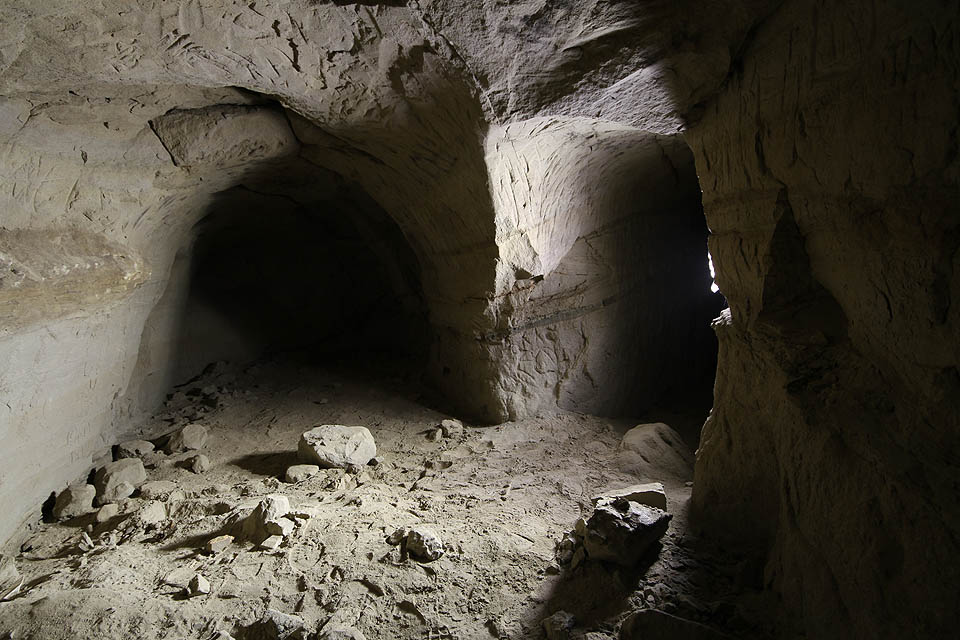 Přestože jsme jen kousek od německlých chodeb vyražených ve tvrdé a drolivé horiněn, jsou místní katakomby vydklabané v hlaďoučkémm pískovci.