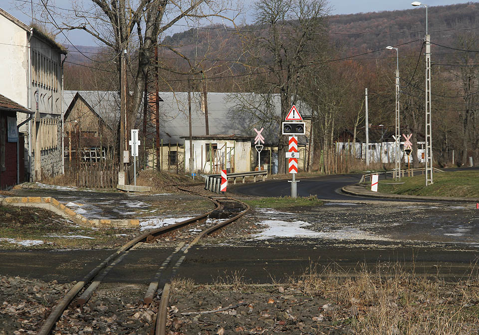 Podél úzkokolejky, jejíž délka se v 50. letech 20. století vyšplahala až na 55 km jsme šli jen asi půl kilometru. V Maďarsku to vypadalo, že bude nakonec docela hezky, slunečno a teplo. Ale chyba lávky - v Szobu jsme viděli sluníčko na celý víkend naposledy.
