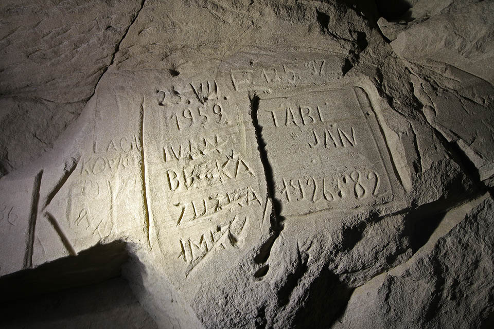 Některé nápisy jsou staré zhruba sto let, starší ani po školení od Kawi nenacházíme. To však o stáří a významu pískovcových katakomb nemusí vůbec vypovídat.