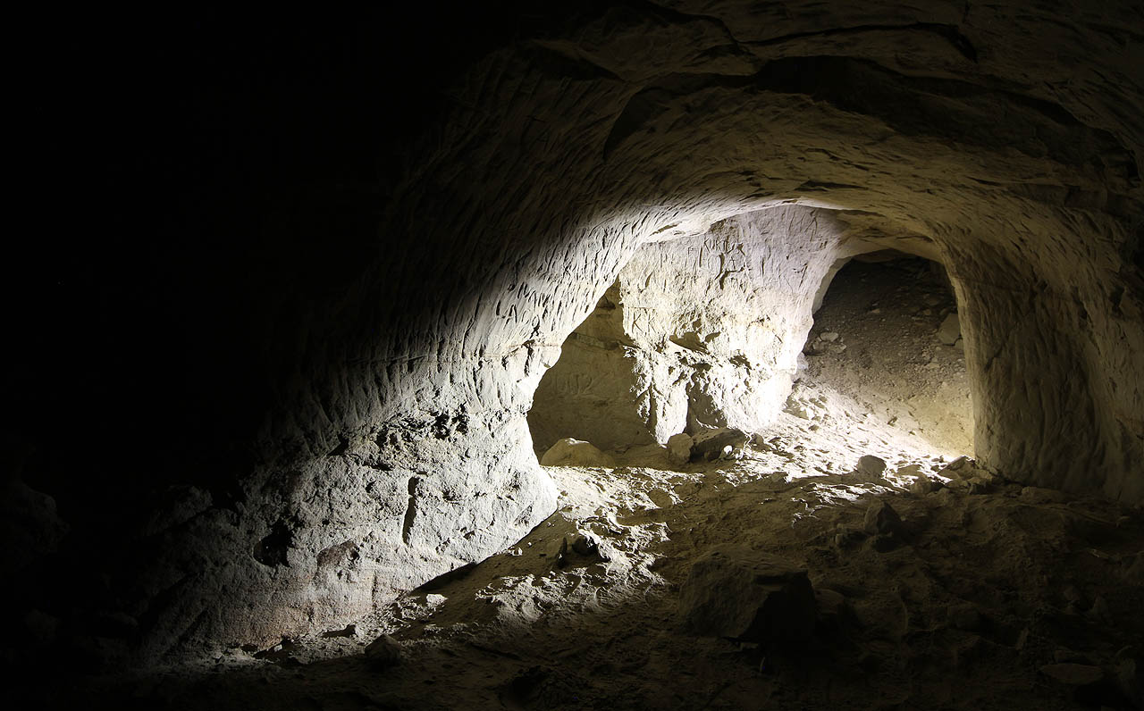 Také zde by se v úzkých štoličkách na měkkém písku dobře spalo. Nechali jsme si ale batohy u nacistů a tak se musíme vrátit nahoru.