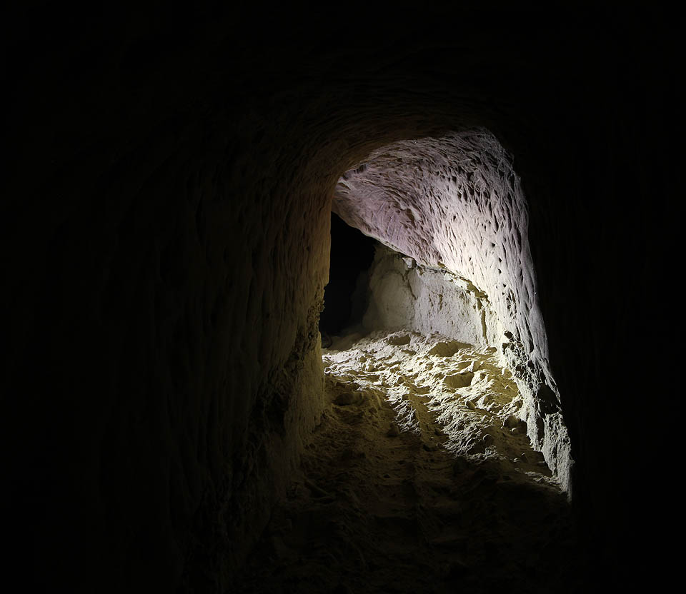 Některé strmější chodby fungují jako tobogán, který lze sjíždět v jemňounkém písečku. Celou dobu trnu, co na to můj foťák?