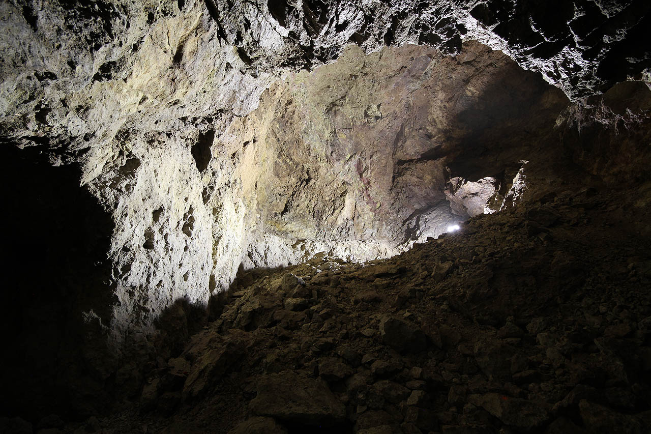 Probuzení v podzemí bývají drsná. Sice už začíná být i tady zima, přesto se nám moc nechce vstávat do tmy a s baterkami se balit. Drobek nám na dálku našla autobus, a tak ještě za tmy sbíháme lesem a deštěm k Dunaji. Autobus však dnes kvůli zrádné výjimce v jízdním řádu nejede, a tak šlapeme šest kilometrů promočení až do Kamenice pěšky. Tam chytáme autobus do Štúrova.