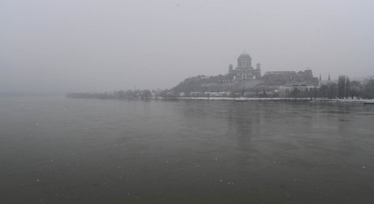 Obdivuhodný maďarofil Honza nás ale ještě nechce poslat domů  a vede nás přes most Márie Valérie na snídani do Ostřihomi.