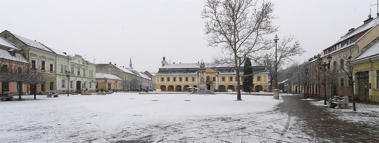 Na Széchenyiho náměstí jsme si dali v kavárně vydatnou snídani a usušili jsme mokré ponožky. Kdybychom místním prozradili, kde jsme nocovali, stejně by nám nikdo nevěřil.