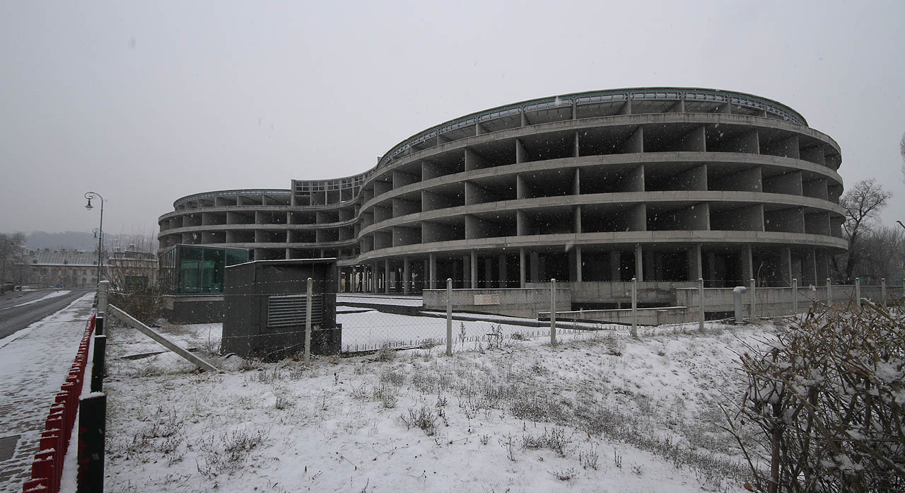 Ostřihom nabízí přehršel příležitostí k průzkumu moderních i historických opuštěných budov. Nakonec ale zbaběle dáváme přednost ústupu do vyhřátého kupé vlaku do Brna.