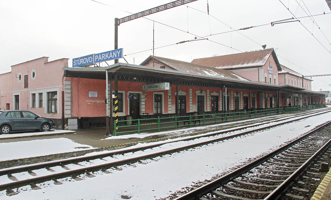 Kdo zná cestu k nádraží ve Štúrovu, ví, že za hustého sněžení není, o co stát. A když vás navíc strážník vyžene z jízdní dráhy na zavátý chodník, je pro vás oprýskaná staniční budova s bufetem, který naposledy opravili za Husáka, přímo požehnáním.