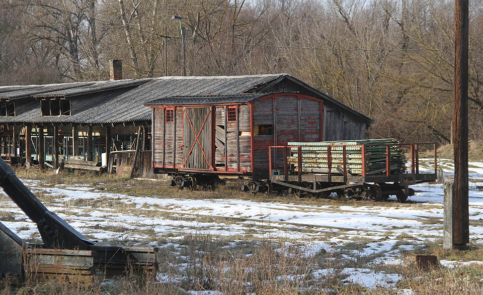 V zimě je železnička mimo provoz. Nakoupili jsme proto zásoby vm místním obchodě CBA a zamířili jsme zpátky na Slovensko za dobrodružstvím.