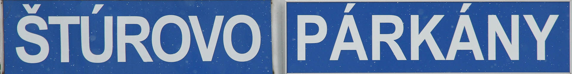 Štúrovo se maďarsky řekne Párkány. Zhruba v polovině slovenských železničních stanic přibyly během posledních dvou let nové cedule v maďarštině.
