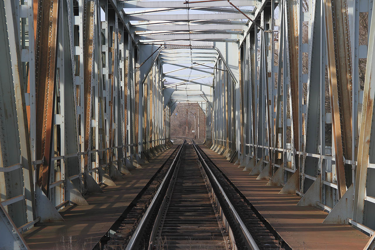 Přes hraniční řeku Ipeľ jsme přešli po historickém nýtovaném železničním mostě, který přežil obě světové války. Kdysi pod ním taky vedla jedna větev szobské úzkokolejky, po které vozily vláčky dřevo do přístavu na Dunaji.