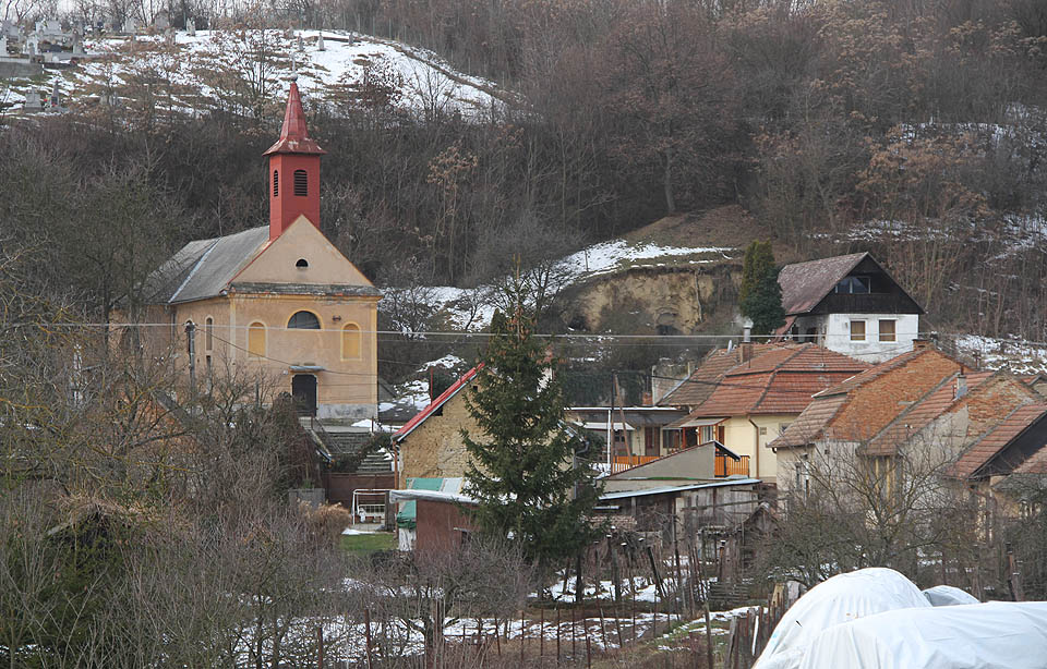První a vlastně jedinou slovenskou vesnicí na naší cestě byla dědina zvláštního jména Chľaba, maďarsky Helemba. Nejen za kostelem jsou tu kopce provrtané desítkami členitých sklepů. Podzemí začíná být cítit ve vzduchu!