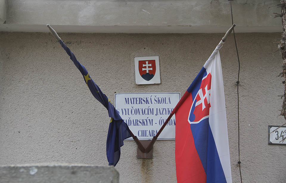 Chľaba je zapadlý kout. Dunaj tu opouští Slovensko, mluví se tu výhradně maďarsky a na školce ještě svítí skvrna po pětistranné socialistické pavéze s československým státním znakem. Ten nový, slovenský, je jaksi menší a nakřivo.