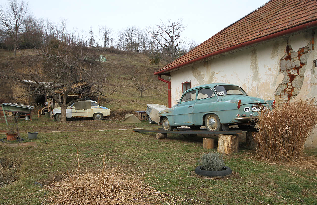 Hrdý majitel dvou Oktávií vystavuje své vozy v zátiší s náležitou pýchou.