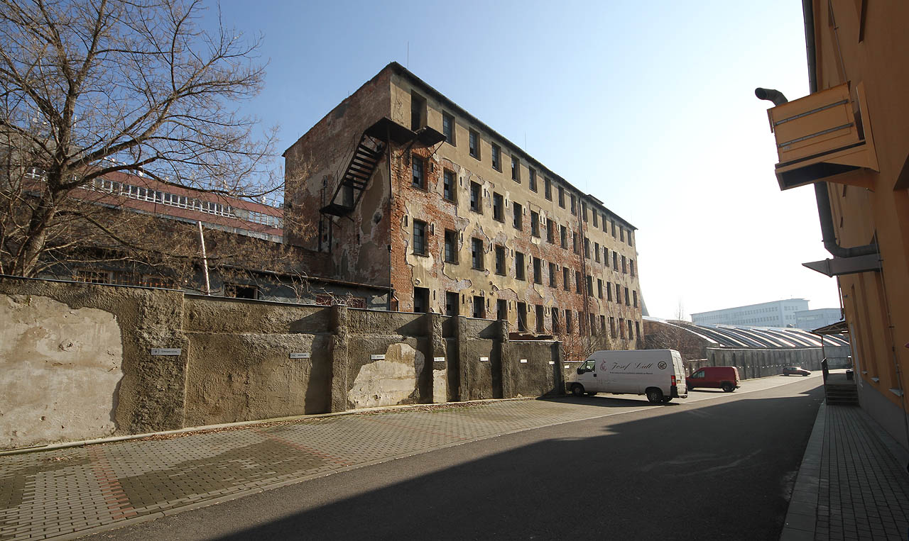 Wengrafova mykárna a skárna. Osud jedinečně strohé a ve svojí syrové původnosti zachovalé továrny na Dolním Cejlu je již zpečetěn, přesto - nebo právě proto - nabízí dodnes jedinečný pohled do historie textilní výroby, díky níž se Brno stalo velkoměstem.