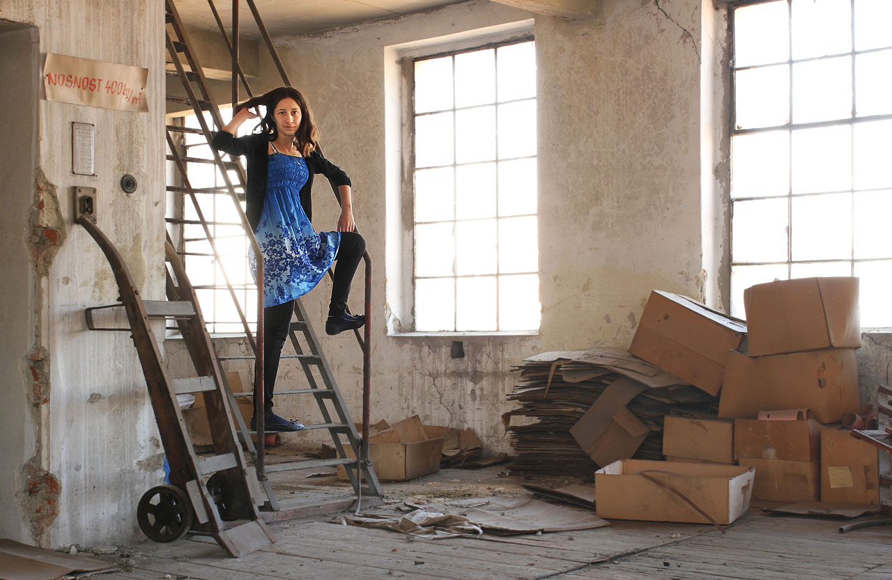 Odpočinek u schodů do strojovny výtahu.