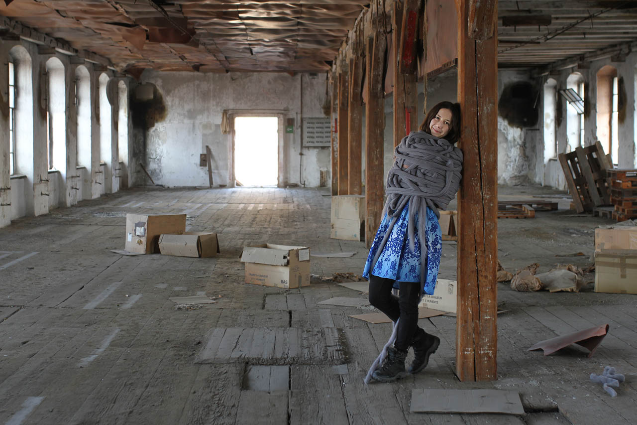 Zima je ale přece jenom sžíravá. Proto pomůže vlněná omotávka ze zapomenuté krabice.