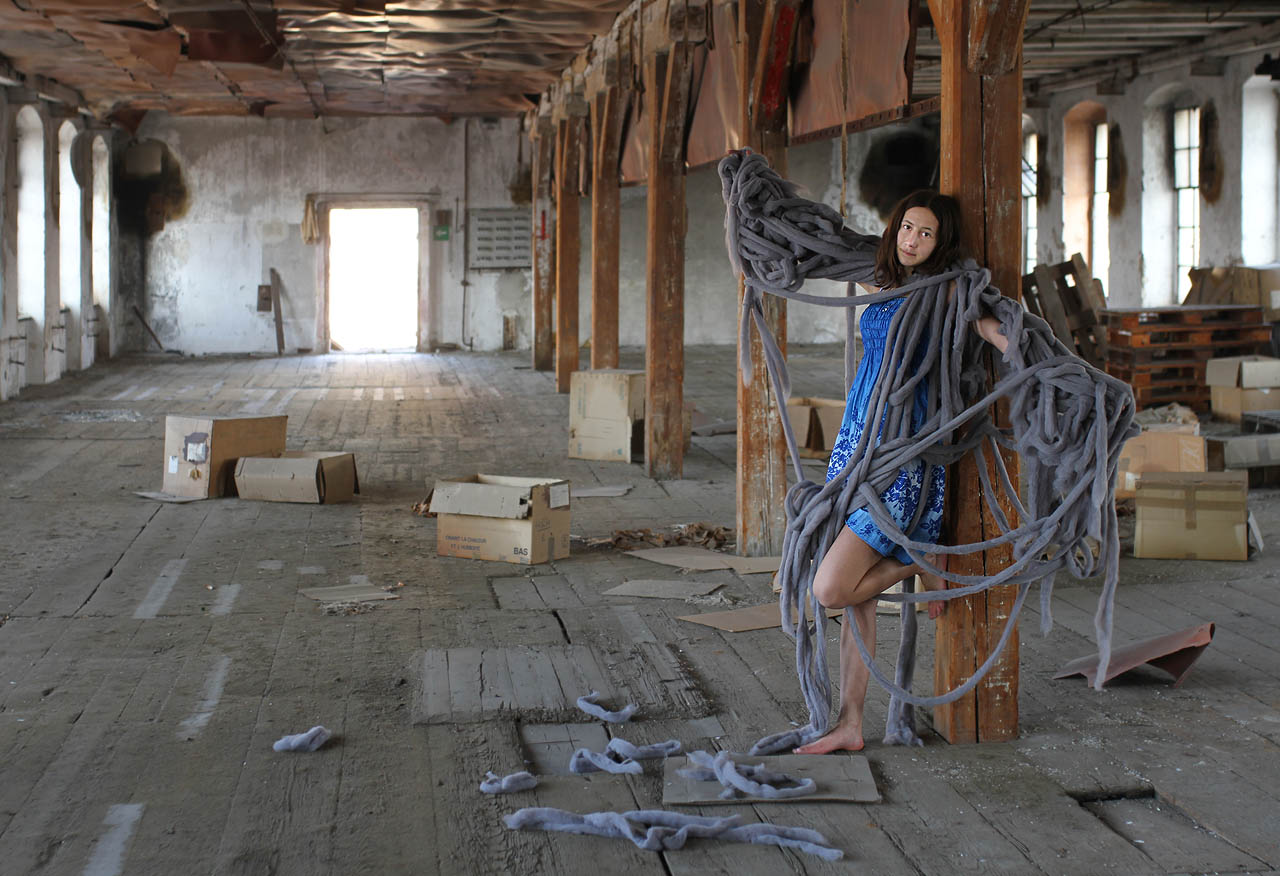 Doubi se klube z vlněné kukly podobna zářivému modrému motýlu.