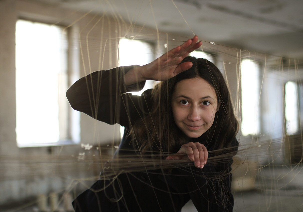 Tenká vlákna vlněné příze jsou omotána mezi sloupy mykárny jako předivo nedopovězených příběhů a vztahů textilních dělníků z 19. století. Do 5. poschodí nechodí nikdo, příští, kdo pavučinu spatří bude demoliční četa.