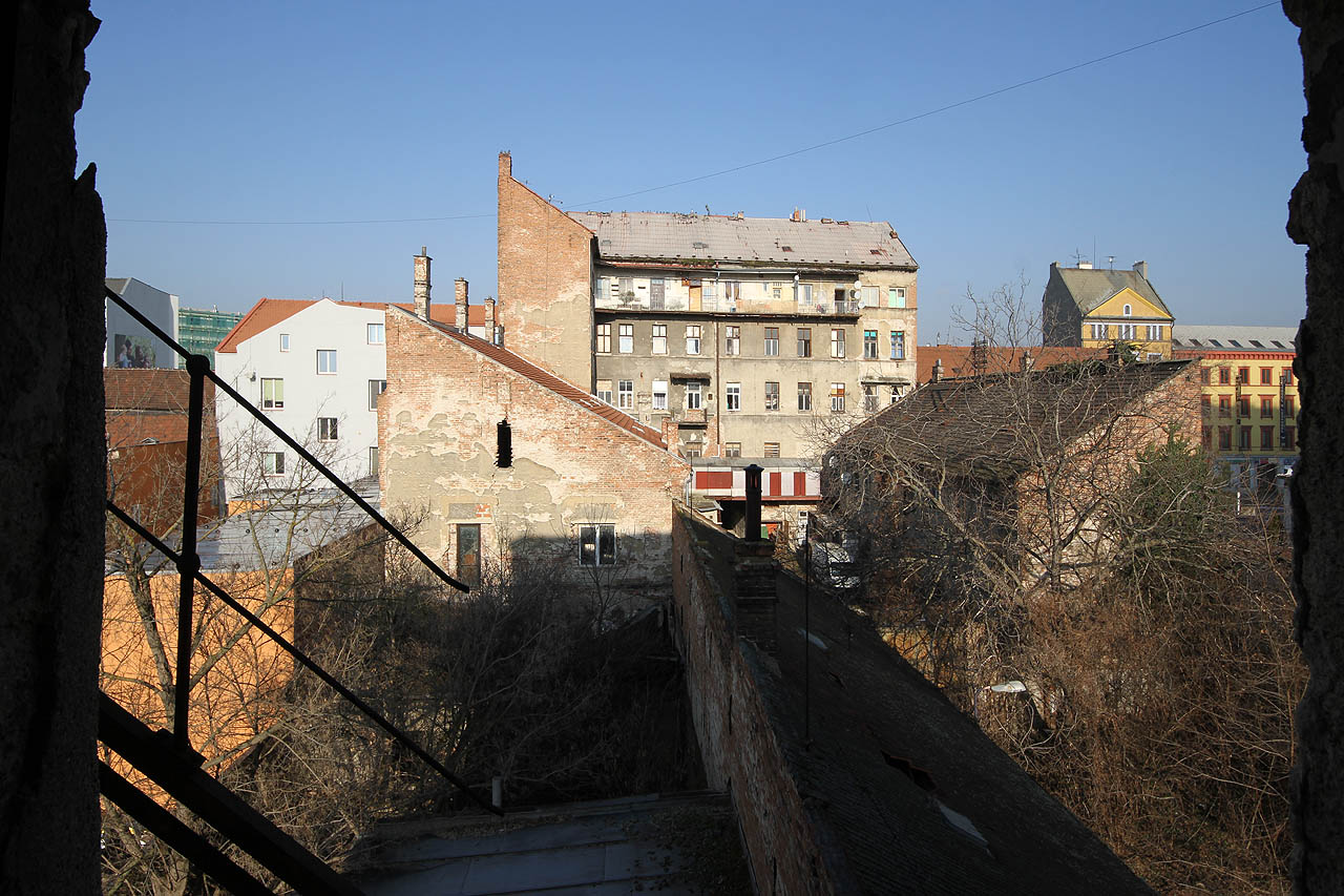 Všechny tyto dvory budou už za několik let jen smutnou vzpomínkou. Nasáváme hořkou atmosféru opuštěných míst a je nám tu příjemně smutno.