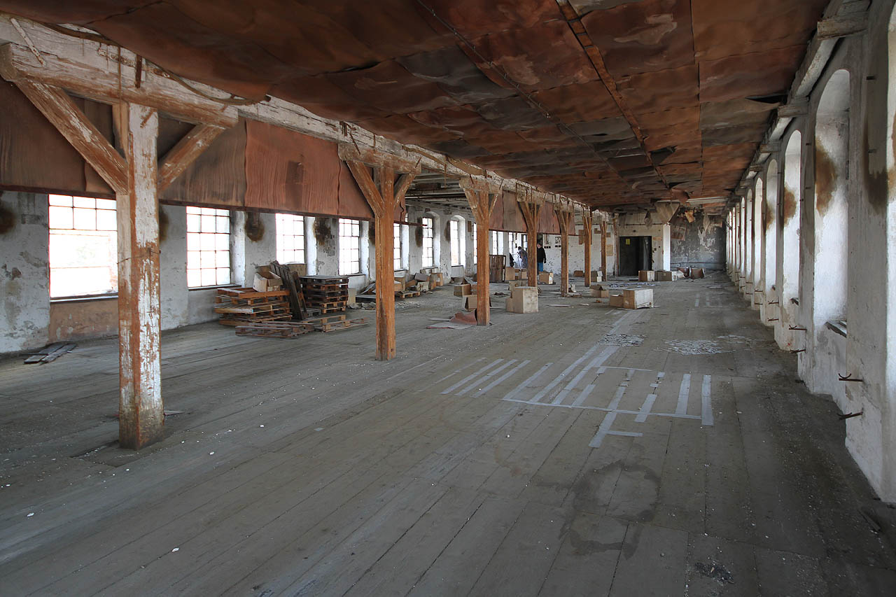 Podlahy z pocitvých fošen jsou (narozdíl od schodiště) v relativně dobrém stavu i po staletích.