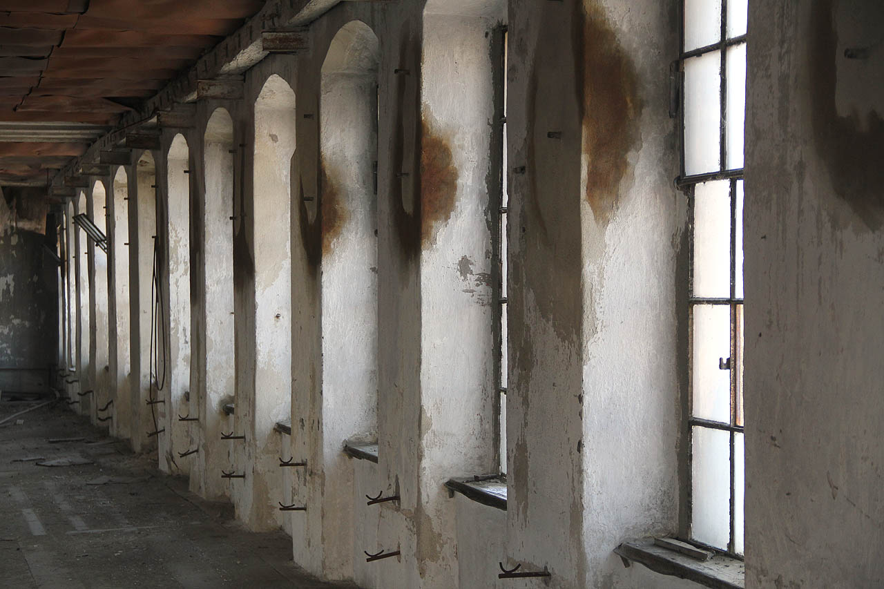 Topení už je dávno pryč, stejně jako vlastní komín továrny. Do teplárny, kterou ve 20. letech 20. století společně s městem vystavěli majitelé textilek, však není daleko.