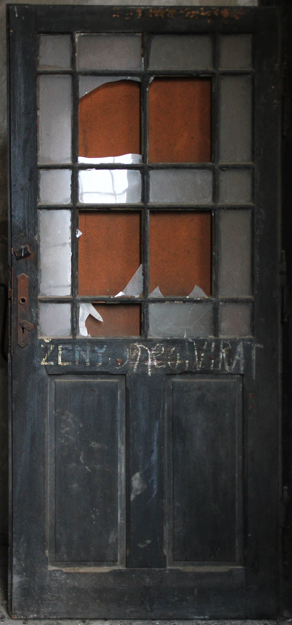 Poněkud strašidelný nápis na dveřích nás neodradil od vstupu na bývalé záchodky. Pánské tu, nepřekvapivě, úplně chybí.