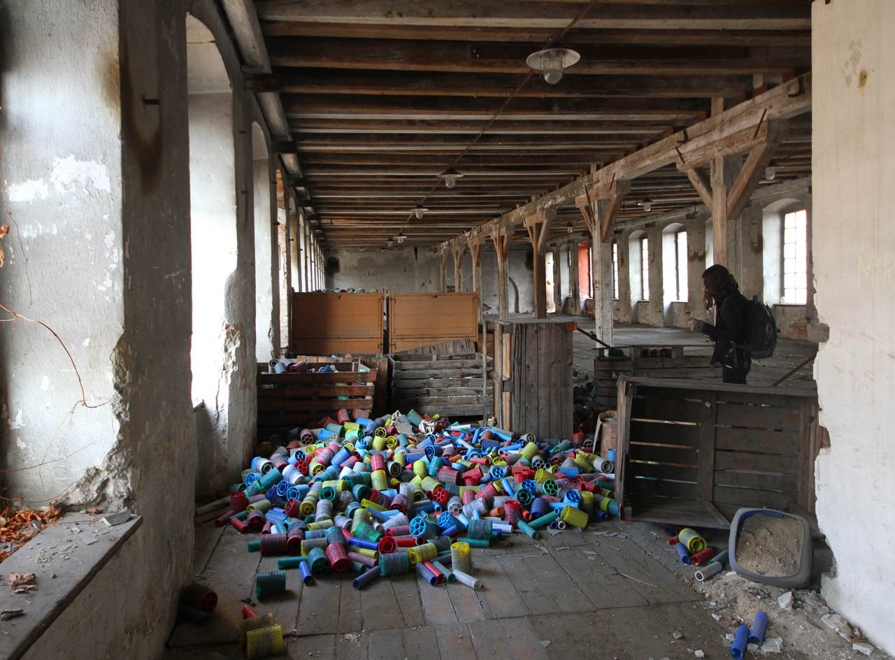 Hromada barevných cívek svědčí o tom, že i zde musely být na konci socializmu v provozu modernější stroje. Budova byla součástí národního podniku <a href="/Tema/Mosilana">Mosilana</a>.