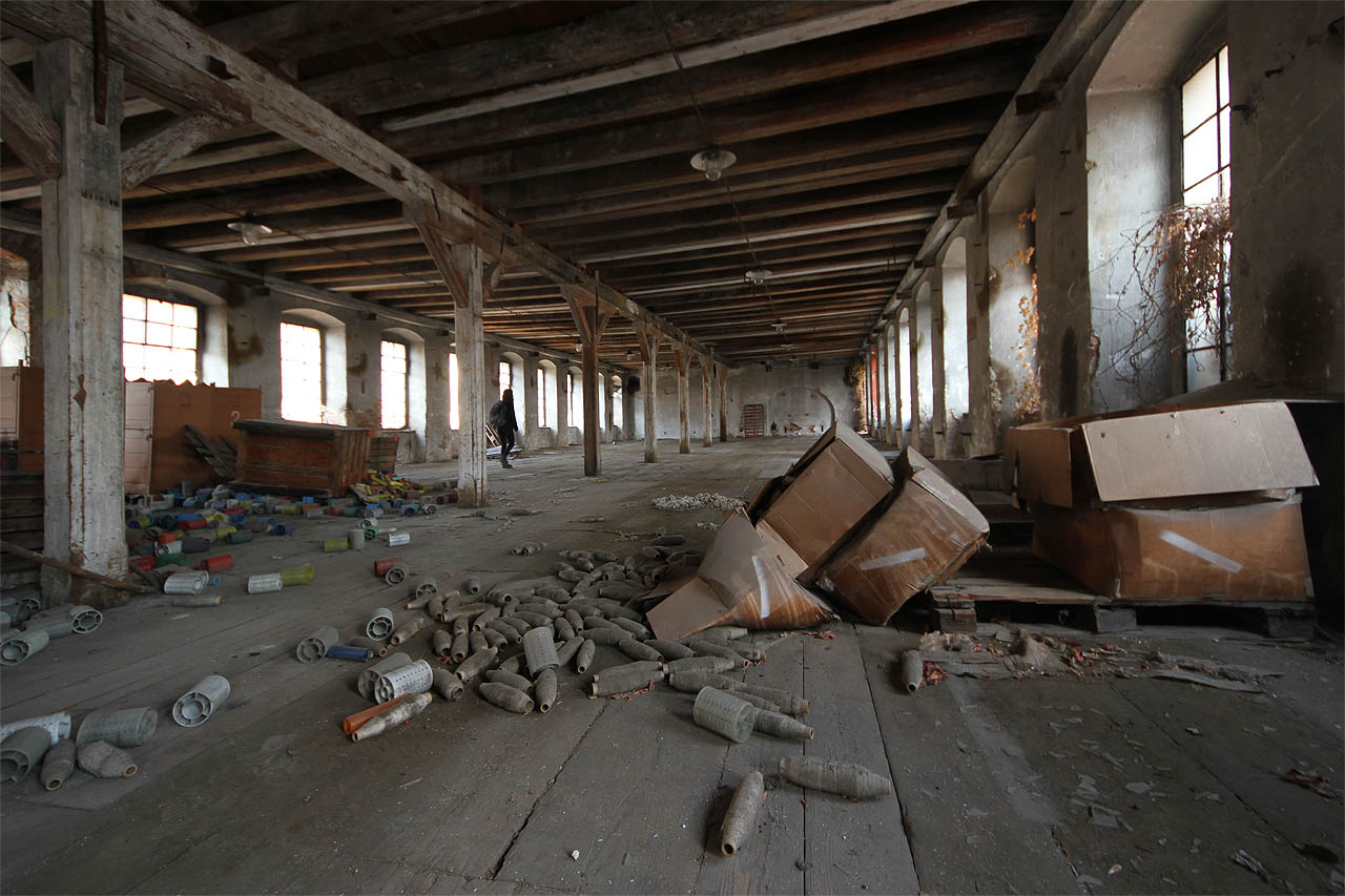 Jednotlivá poschodí budovy jsou si podobná - ve všech je totožný nepořádek.