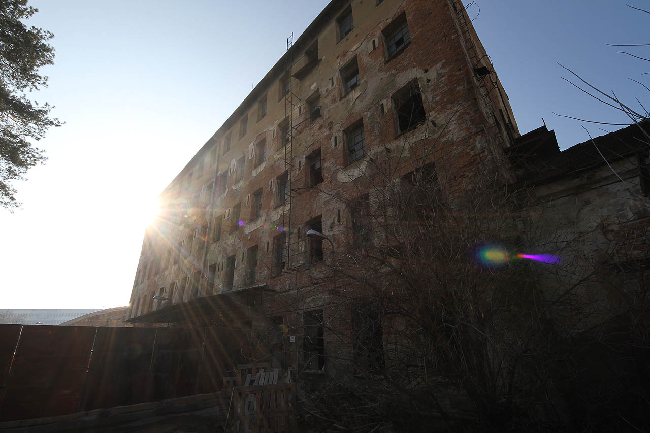 Za mykárnou je ještě několik dalších, od světa odstřižených dvorků, kde se dokonale zastavil čas.