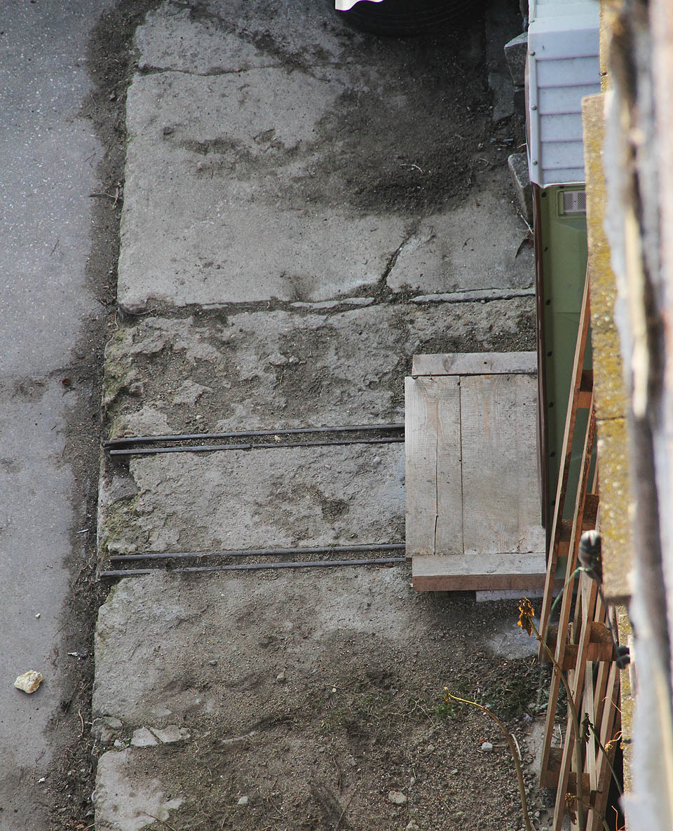 Na závěr si dopřávám objev úzkokolejky, o které jsem tušil, že se někde ve dvorech nacházáí, vyhledat ji ale nebylo snadné.