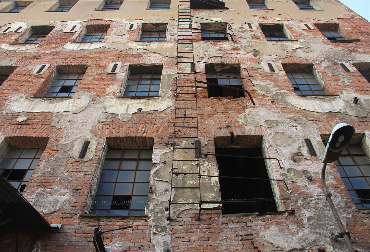 Prolézáme nazpět otvory ve zdech a přes střechy přístavků si razíme cestu do probouzejícího se Brna.