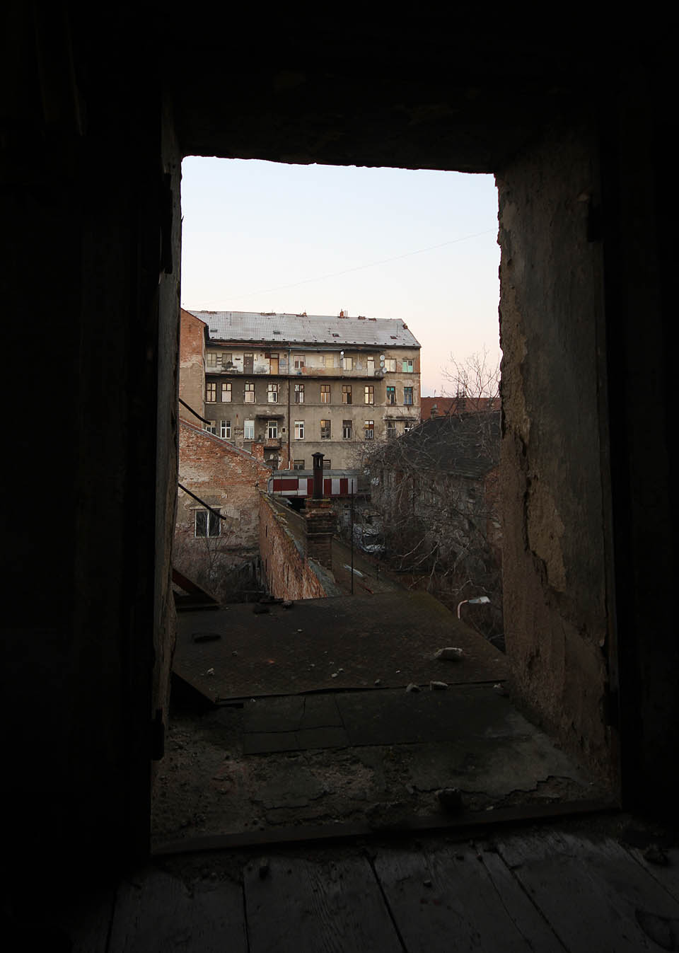 Žebřík byl ale nedávno demontován a nám scházelo lano, po kterém bychom se do dvora spustili. Okolo šesté hodiny ranní proto nastal čas na plán B. Bylo třeba projít branou do právě otevřeného továrního areálu bývalé <a href="/Tema/Mosilana">Mosilany</a> a odtud se dostat nepozorovaně pod plotem do sousedního dvora, proběhnout mezi kamerami a nenechat se nachytat hlídačem, přelézt zeď, otevřít připravená ocelová dvířka a skrze dva otvory ve zdi se protáhnout až do mykárny. K vlastnímu překvapení jsme všechno zvládli.