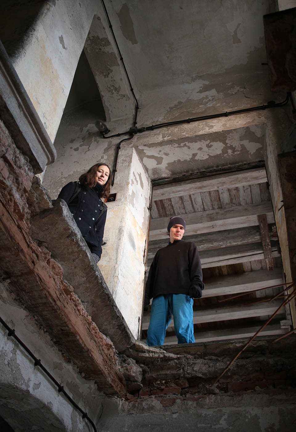 Sama budova mykárny a skárny je již v dost špatném stavu. Naposledy se tu vyrábělo v 90. letech a od té doby nádherná továrna zoufale chátrá. Kamenné schodiště odolává, trámovím nesené podlahy už ale na několika místech chybí. Dostat se až nahoru proto nebylo snadné.