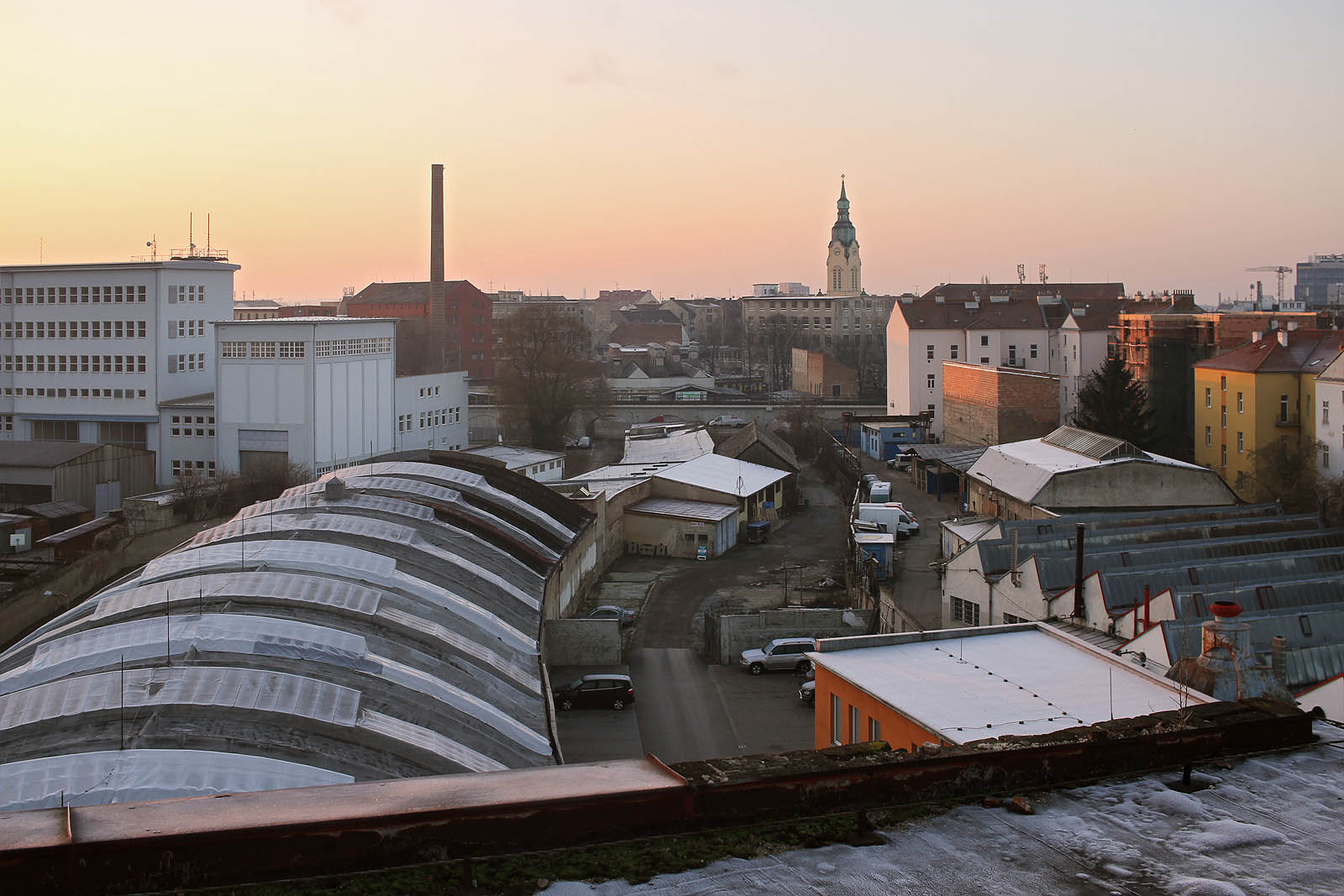 Pohled, který nám byl odměnou, za to ale určitě stál. Nepochopitelně zakroucené pozemky bývalých textilek patří k nejromantičtějším místům v Brně. Nemoudré rozvojové plány města jim však již šlapou na paty. Prostorem na snímku se má za pár let táhnout megalomanský bulvár, který pohřbí textiláckého ducha Cejlu jednou provždy.