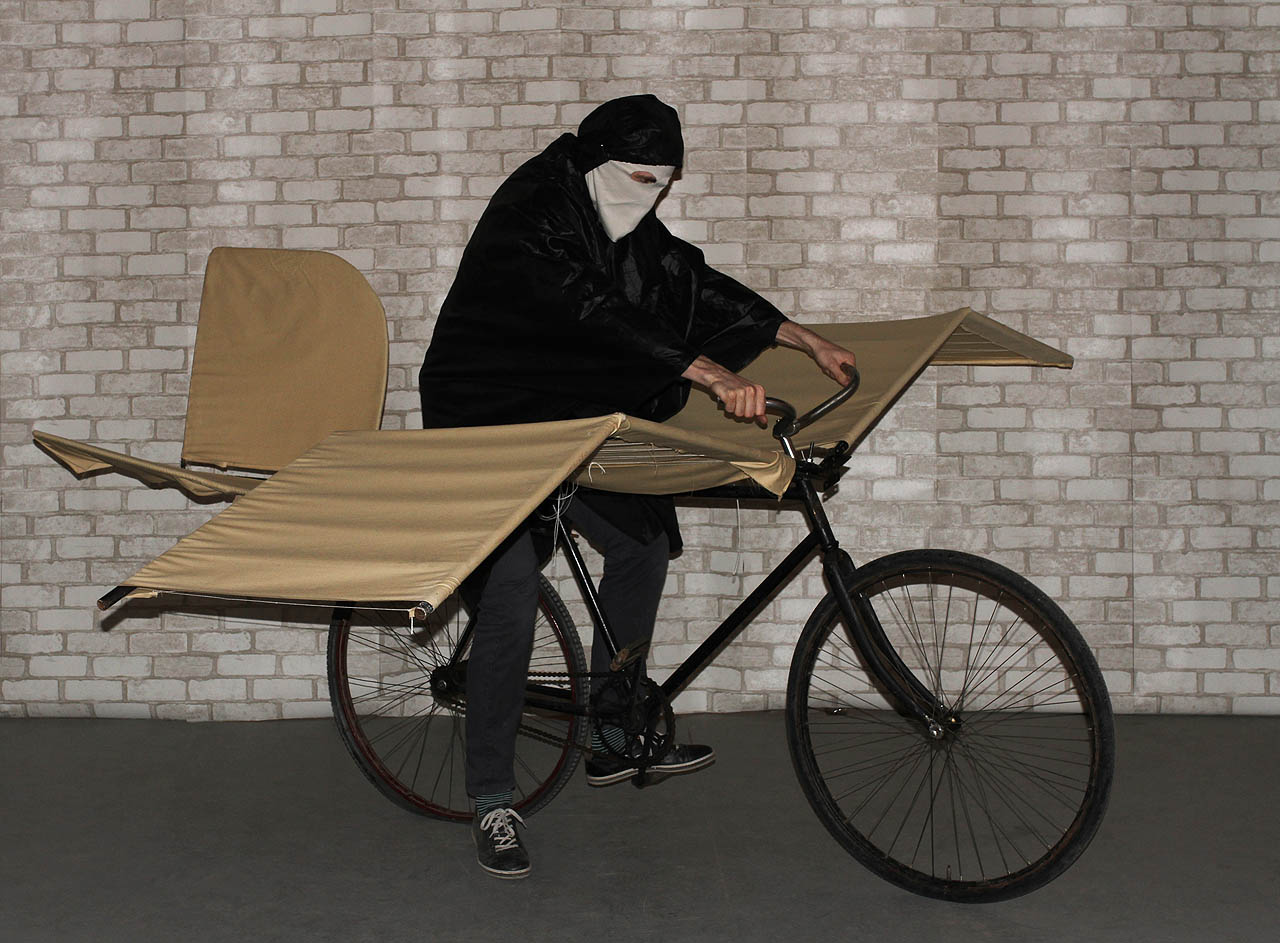 Pro toto létající kolo jsme s Vaškem zamířili na <a href="/Tema/Muna Mikulovice">Munu</a>, abychom jej edovezli do Brna, nově potáhli režným plátnem a vystavili na střeše cyklistické dílny na Lidické ulici (fotka od Káti ze závěrečného setkání 3. ročníku <a href="/Tema/Stínadla tudy">Stínadel tudy</a>).