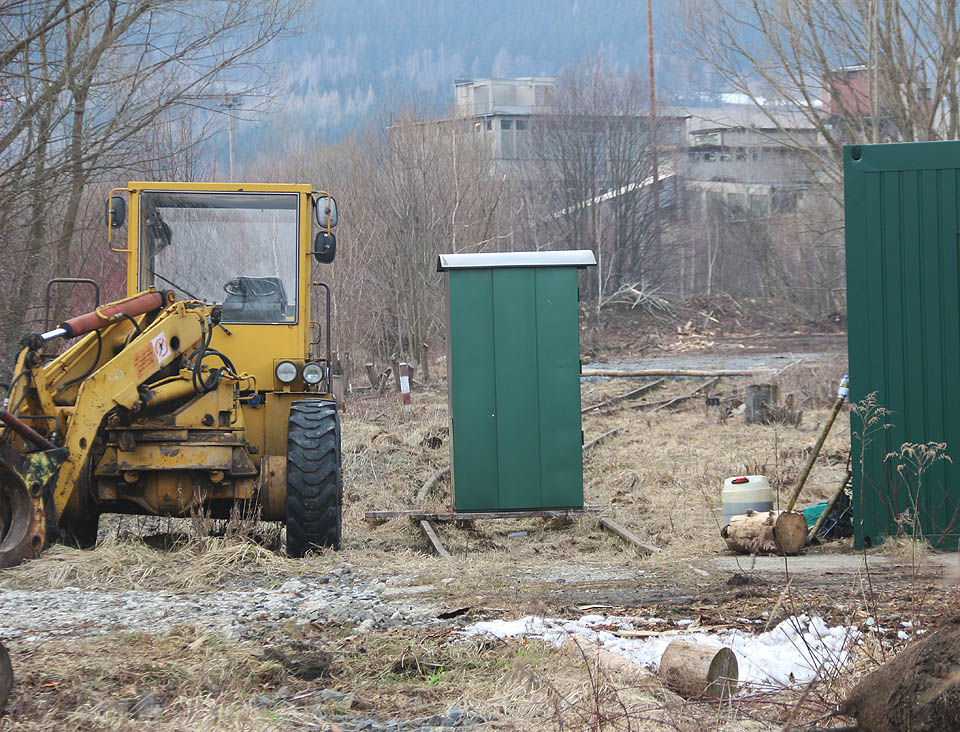 Nebyl by to však Vašek, aby nevysypal z rukávu hromádku dalších zajímavých tipů na opuštěné stavby po cestě napříč Moravou. Další zastávka nás tak čekala v bývalém dřevokombinátě ve Vrbně pod Pradědem. Na bývalé vlečce se tu začíná po létech cosi dít.