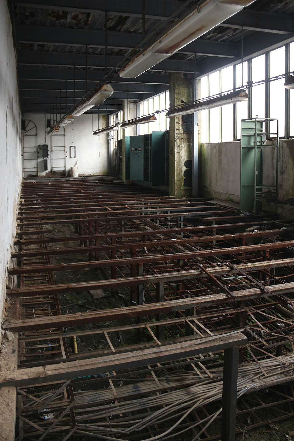 Přemýšlíme, co je toto za zařízení a napadá nás snad jen prostor pro sušení dreva teplým vzduchem.