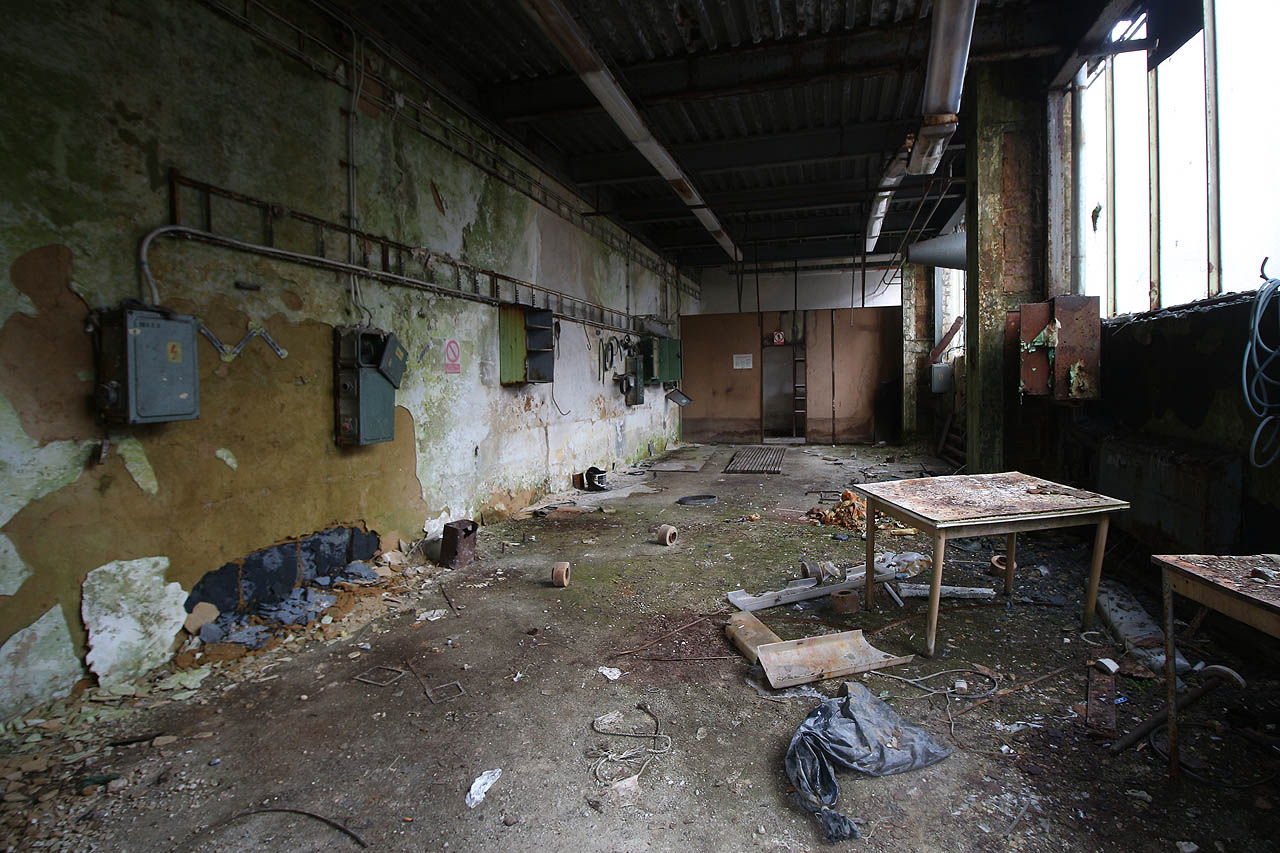 Fabrika ve Vrbně by si jistě zasloužila někdy delší průzkum, než kolik skýtá krátká zastávka po cestě do Brna. Nešť musíme dál.