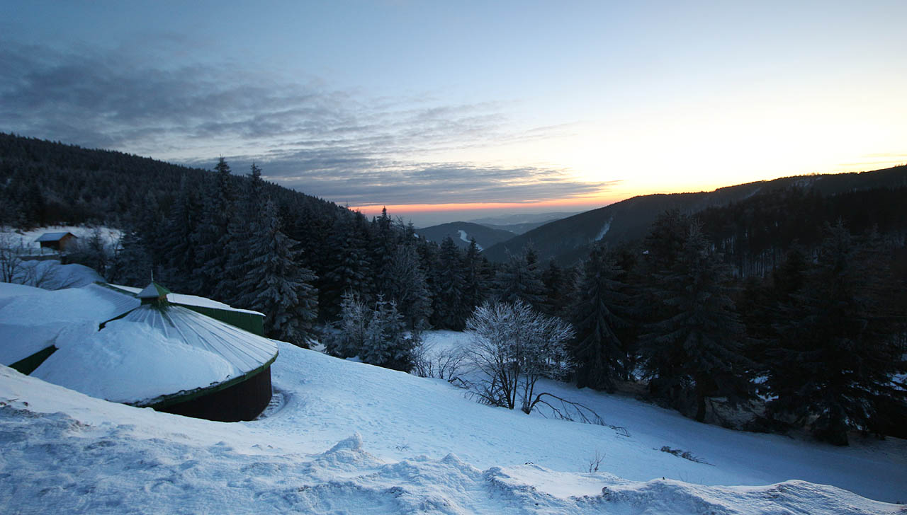 V Červenohorském sedle nastal čas dát zimě poslední sbohem. Ne, že bychom se pak už letos neměli dotknout sněhu, ale to už bude jenom těžký mokrý sníh, tající pod paprsky jarního sluníčka.
