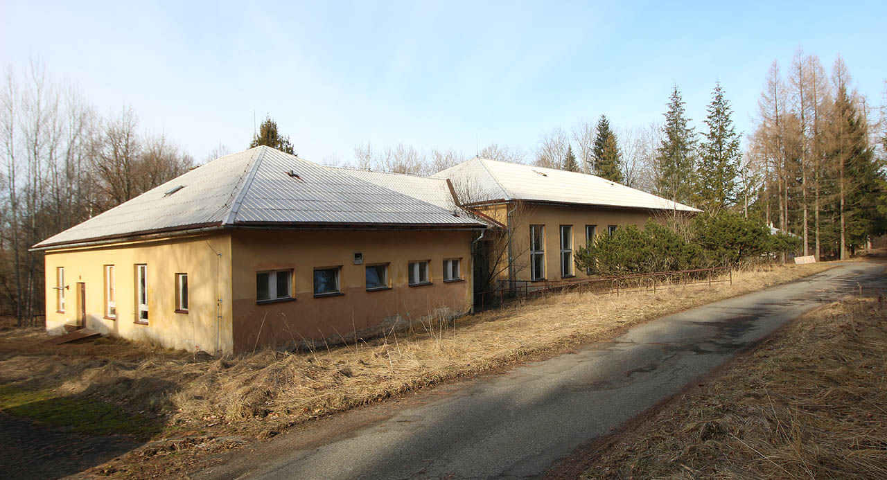 Poprvé jsme se (díky rvybitým oknům) vydali na průzkum budova č. 91, kdysi společenského sálu a tělocvičny ve vojenském areálu.