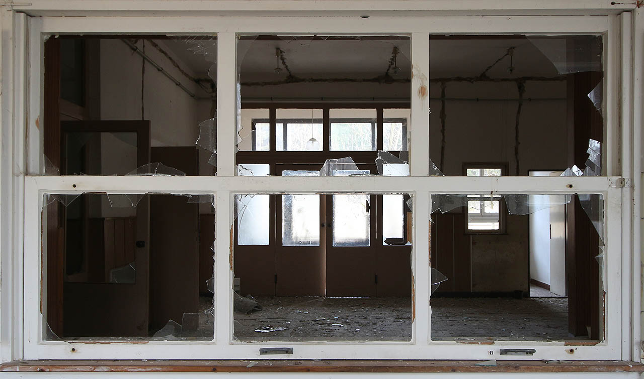 Budova v poslední době dosti utrpěla pod rukama vandalů - přesto, že v těsném sousedství je jeden z mála trvale obydlených domů na Muně.