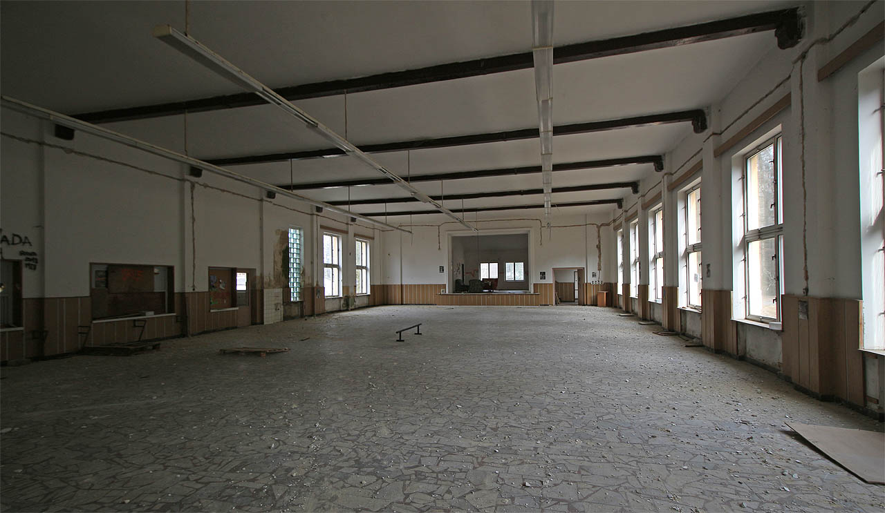 Původní sál je dlouhodobě bez využití. Poslední, kdo si v něm zřídil překážky a trošku jej zabydlel, byli místní skejťáci.