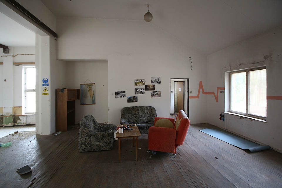 Na původním jevišti si zařídili malou improvizovanou klubovnu.