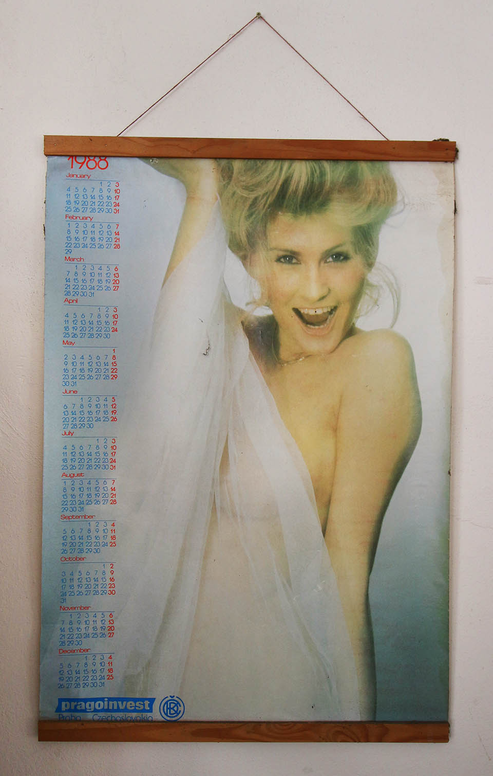 Zjevně jim přišel vhod i třicet let starý kalendář Pragoinvestu z roku 1988, kdy už mohly být záclony na modelce trošku průhledné.