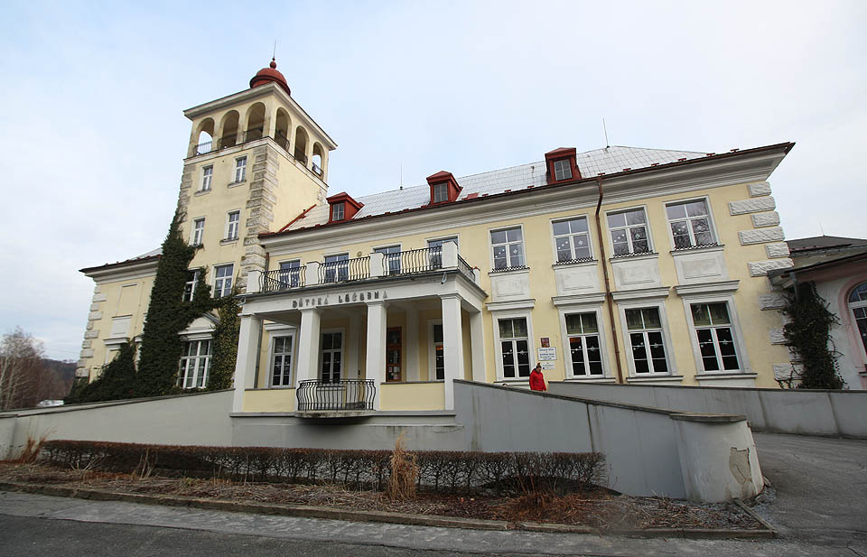 S létajícím kolem v kufru vedla naše další cesta do <a href="/tema/Zlaté Hory">Zlatých Hor</a>, kde jsme se zajeli podívat na zajímavou budovu dětské léčebny alias sanatoria Edel. Jeho historie sahá až do 19. století, kdy zde doktor Anjel založil Sweinburgovo lesní sanatorium. Dnes patří mezi speciality zařízení speleoterapie, ke které máme blízko.